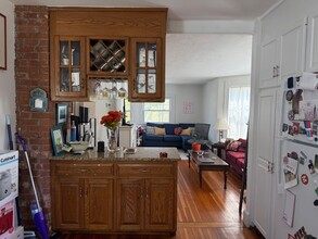 141 Raymond Rd in West Hartford, CT - Foto de edificio - Building Photo