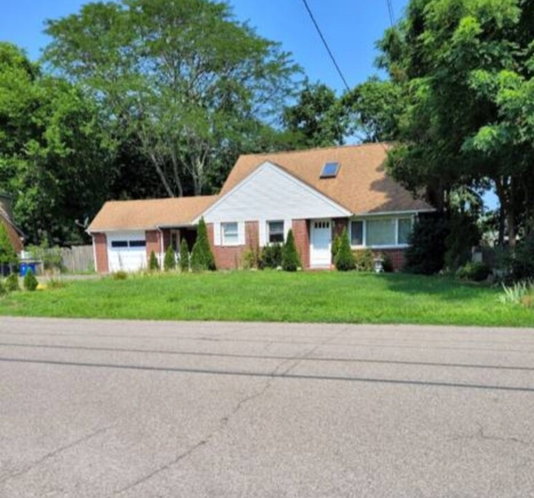 21 Parsnip Pond Rd in Lake Grove, NY - Building Photo