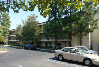 Glen Oaks Apartments in Thousand Oaks, CA - Building Photo - Building Photo