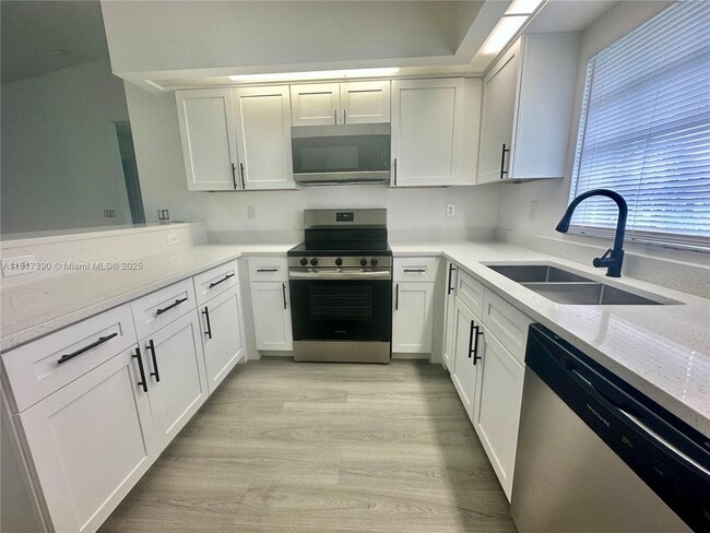 6016 Lacota Ave in Ft. Myers, FL - Building Photo - Building Photo
