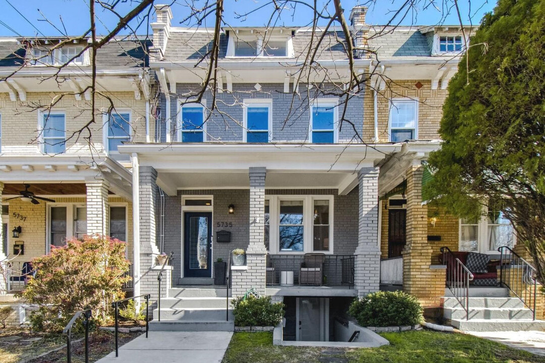 5735 9th St NW in Washington, DC - Building Photo
