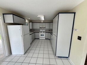 566 Meadow Ln in Kingsburg, CA - Building Photo - Building Photo