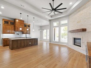 8101 Oak Hollow Dr in Arlington, TX - Building Photo - Building Photo