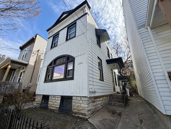 2242 Victor St in Cincinnati, OH - Building Photo - Building Photo