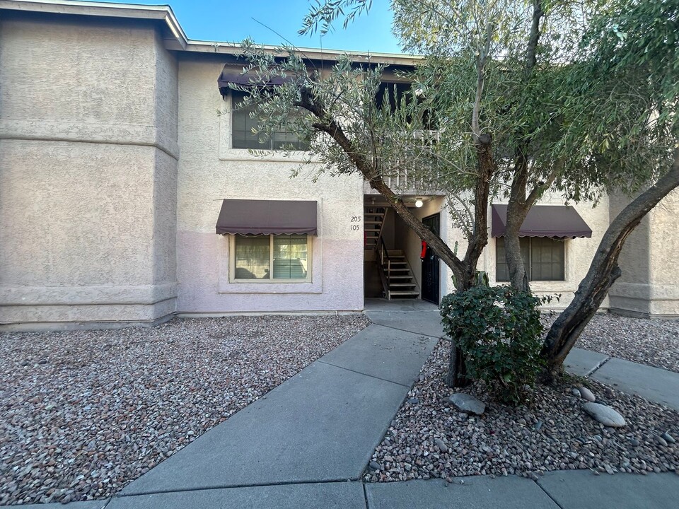 1077 W 1st St in Tempe, AZ - Building Photo