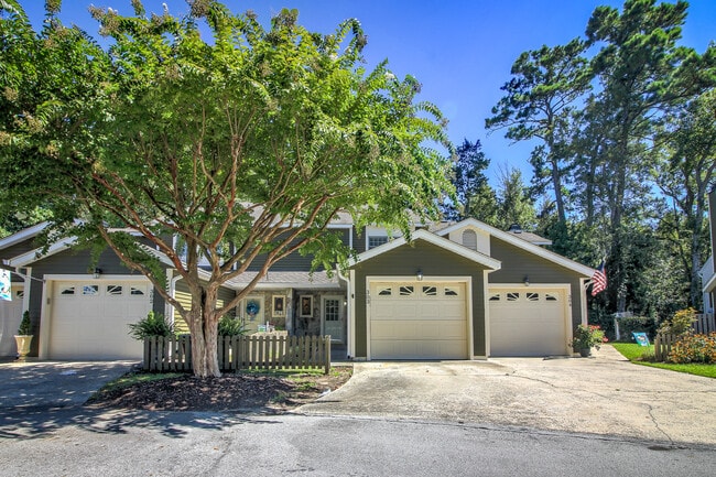 303 Cedarwood Village in Morehead City, NC - Building Photo - Building Photo