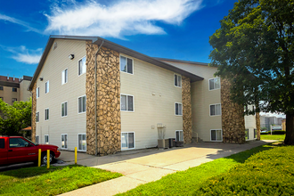 Cherry Plaza Apartments in Springfield, MO - Building Photo - Building Photo