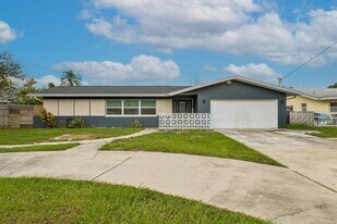 1658 Indian Rocks Rd in Largo, FL - Building Photo
