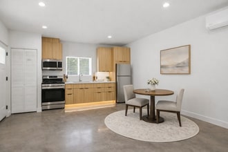 7314 Fallbrook Ave, Unit 7318.5 in West Hills, CA - Foto de edificio - Building Photo