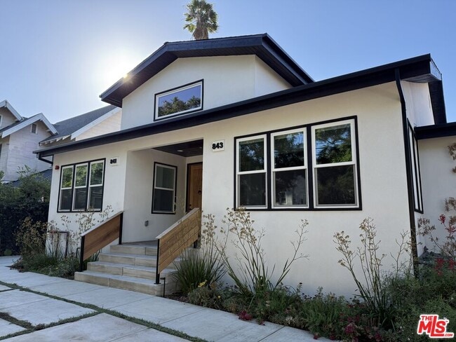 property at 843 N La Fayette Park Pl