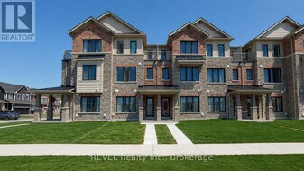 11 Lilac Ln in Thorold, ON - Building Photo