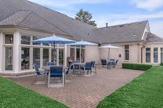 Manors at Knollwood in Clinton Township, MI - Foto de edificio - Building Photo