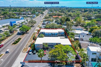 5233 N Tamiami Trl in Sarasota, FL - Building Photo - Building Photo