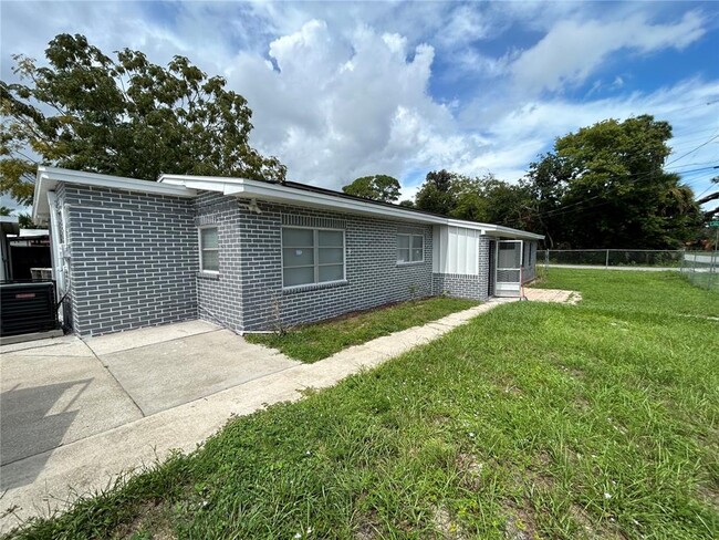 5311 Yarber Ave in Cocoa, FL - Foto de edificio - Building Photo