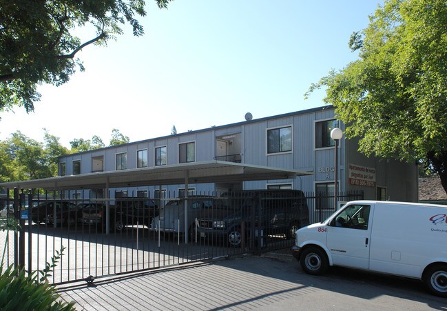 Bell Grande Apartments in Sacramento, CA - Building Photo - Building Photo