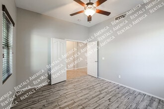 7045 S Legend Dr in Gilbert, AZ - Foto de edificio - Building Photo