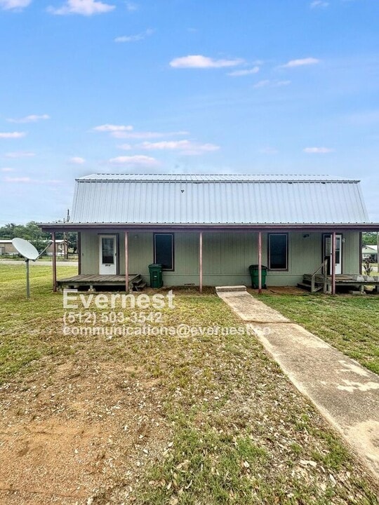 801 W Navarro St in Llano, TX - Building Photo