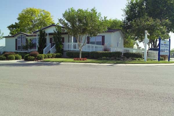 Comal Farms in New Braunfels, TX - Foto de edificio