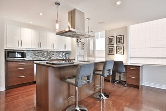 80 Cumberland St in Toronto, ON - Building Photo - Building Photo