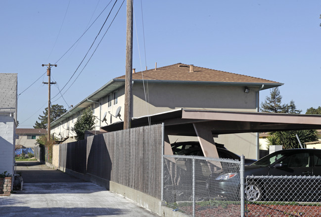 Garden Villa Apartments in San Lorenzo, CA - Building Photo - Building Photo