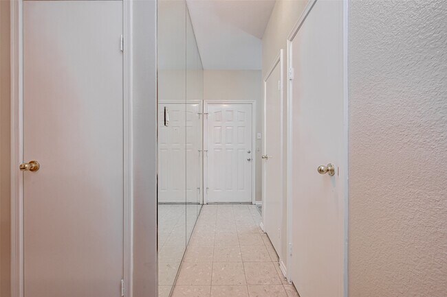 7597 Cambridge St in Houston, TX - Building Photo - Building Photo