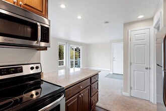 Bayshore Vista Apartments in Kirkland, WA - Building Photo - Interior Photo
