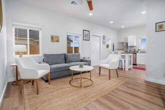NorthCreek Cottages in Comfort, TX - Foto de edificio - Building Photo