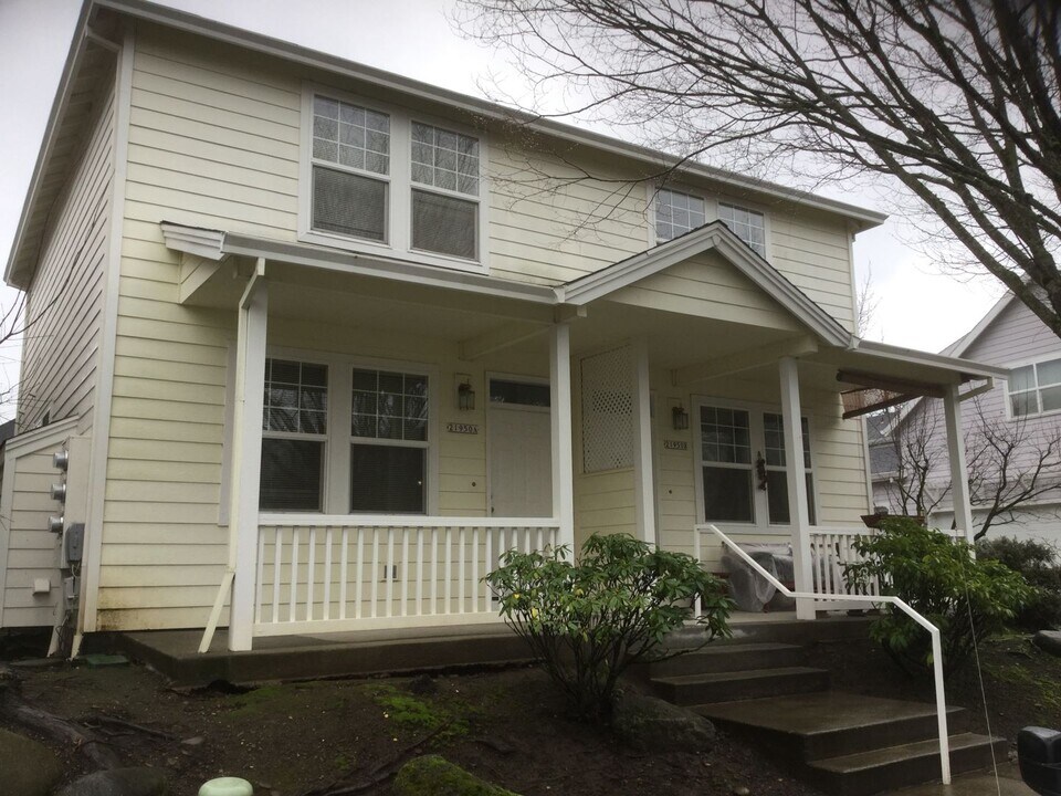21950 NE Chinook Way in Fairview, OR - Building Photo