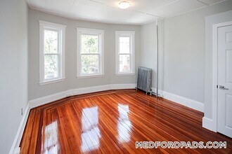 42 William St, Unit 2 in Medford, MA - Foto de edificio - Building Photo