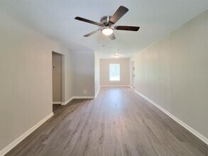 2810 Forest Oaks Dr in Houston, TX - Foto de edificio - Building Photo