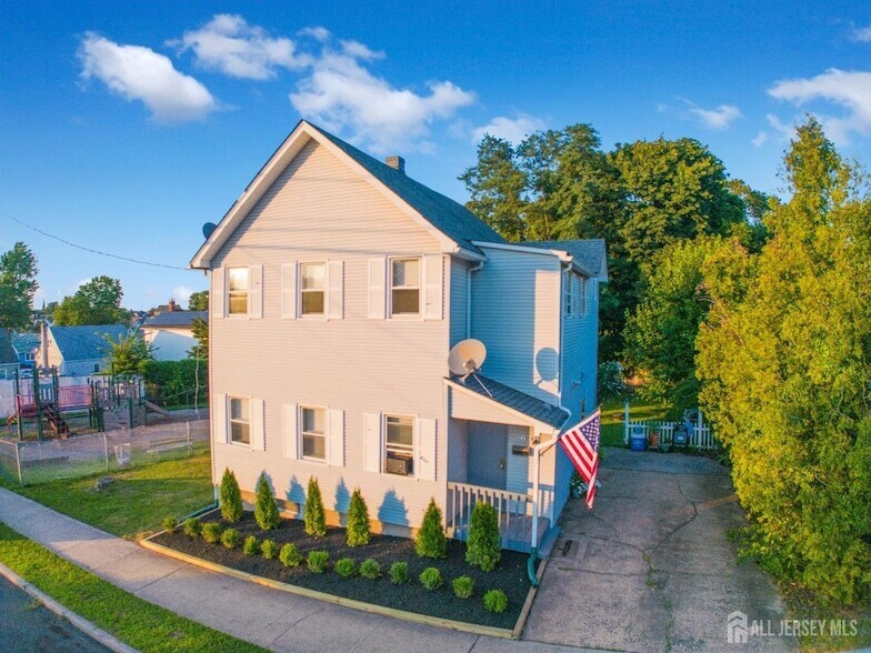 215 S Pine Ave, Unit A in South Amboy, NJ - Building Photo