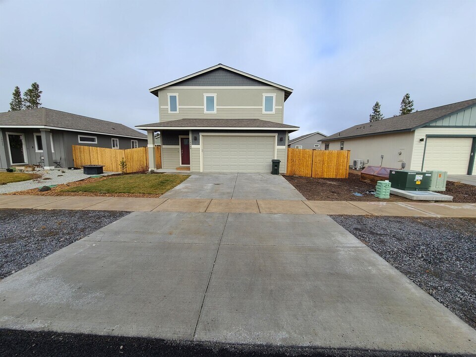 16440 Bassett Rd in La Pine, OR - Building Photo