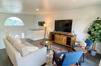 642 Star Crest Dr W in Salt Lake City, UT - Foto de edificio - Building Photo