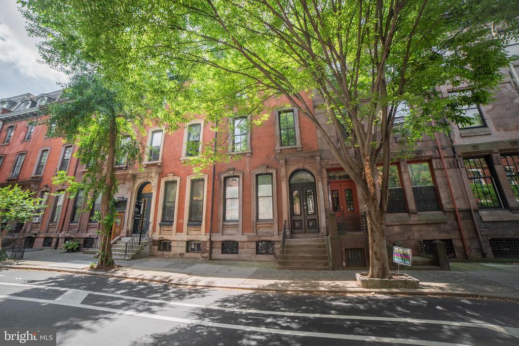 2124 Spruce St in Philadelphia, PA - Building Photo