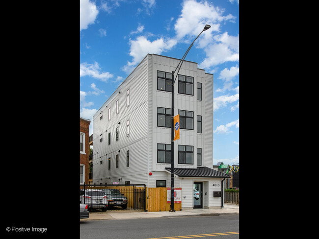 4015 N Pulaski Rd, Unit 3 in Chicago, IL - Building Photo - Building Photo