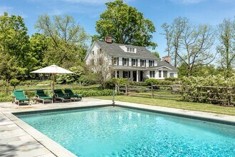 74 Melville Rd in Hyde Park, NY - Building Photo - Building Photo