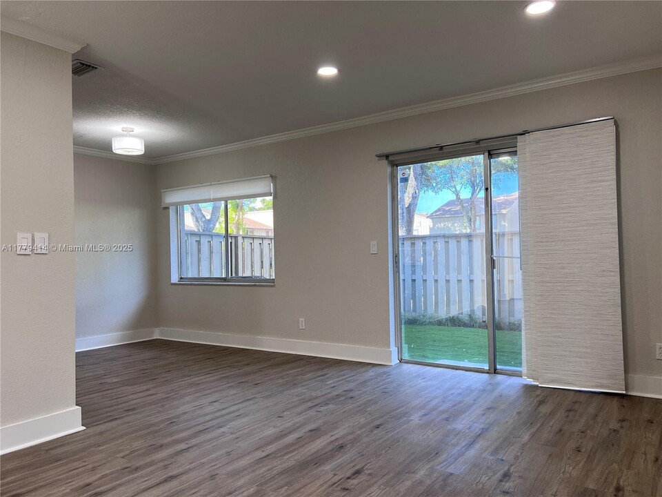 5948 NW 21st St in Lauderhill, FL - Building Photo