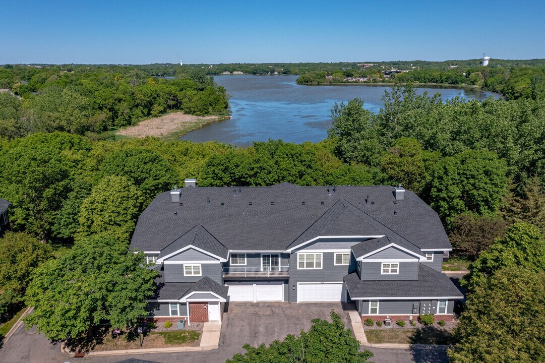 Lake Hazeltine Woods in Chaska, MN - Building Photo