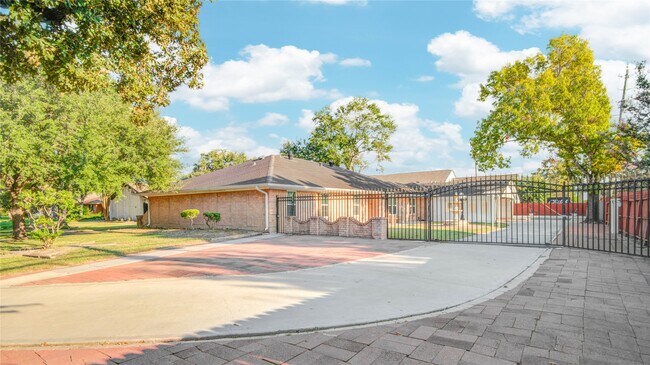 902 Ashford Pkwy