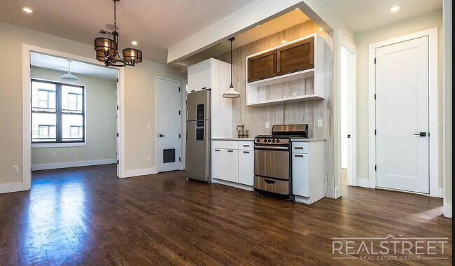 Stockholm Street, Unit 2R in Brooklyn, NY - Foto de edificio - Building Photo