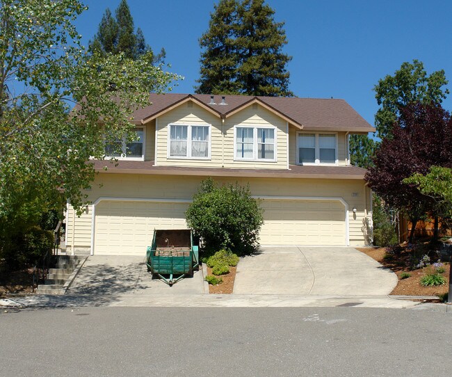 3234 Nielsen Ct in Santa Rosa, CA - Foto de edificio - Building Photo