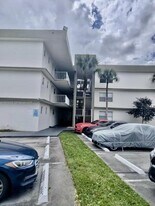 4255 N University Dr in Sunrise, FL - Building Photo