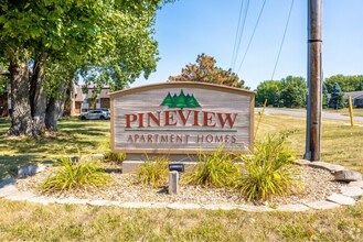 Pineview in Waterloo, IA - Building Photo - Building Photo