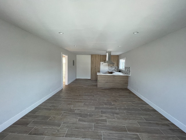 7337 Woodley Ave in Los Angeles, CA - Building Photo - Building Photo