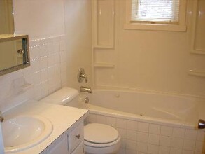 126 7th St NW-Unit -Apt 6 in North Canton, OH - Foto de edificio - Building Photo