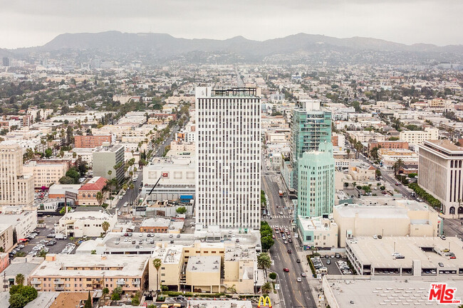 3810 Wilshire Blvd in Los Angeles, CA - Building Photo - Building Photo