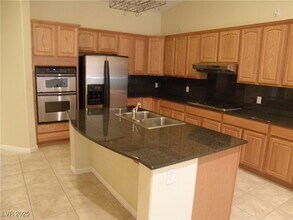 8133 Chestnut Hollow Ave in Las Vegas, NV - Building Photo - Building Photo