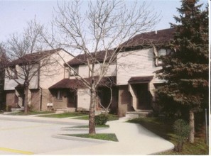 Hazelcrest Place Apartments & Townhomes in Hazel Park, MI - Building Photo - Building Photo