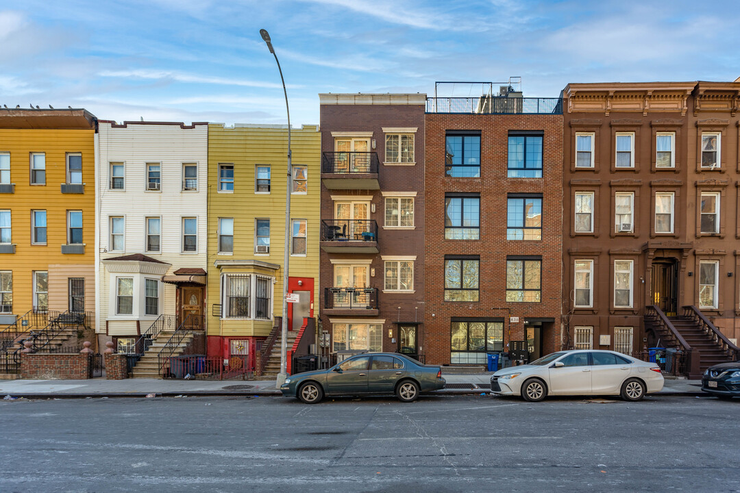 438 Lafayette Ave in Brooklyn, NY - Foto de edificio