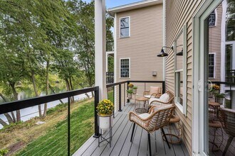 17 River Front Dr in Manchester, NH - Foto de edificio - Building Photo